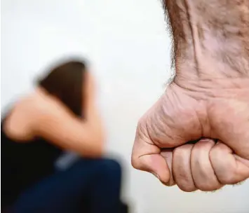  ?? Symbolfoto: Anne Wall ?? Ein 35 Jähriger misshandel­t seine Freundin körperlich und zwingt sie, Pornos anzusehen. Doch ein Jahr nach der Tat sind sie im mer noch ein Paar.