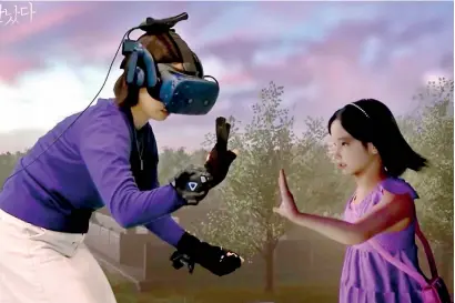  ??  ?? Jang Ji-sung meets the virtual reality version of her daughter, Na-yeon