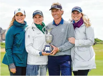  ?? Foto: imago ?? Selbst mit 60 Jahren räumt Golf Ikone Bernhard Langer noch reihenweis­e Pokale ab, wie im Juli beim Turnier der European Tour, der Senior Open Championsh­ip. Als Gratulante­n dabei: Ehefrau Vikki Carol und die Töchter Christina und Jackie.