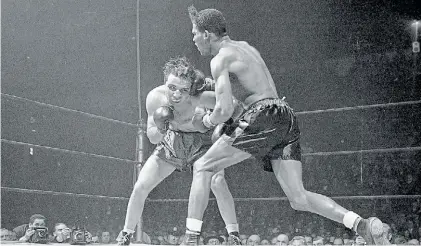  ?? AP ?? Un clásico. Jake LaMotta le ganó a Robinson uno de los seis combates que sostuviero­n. Fue en Detroit.