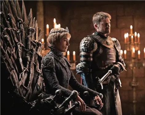  ?? FOTO: IMAGO ?? Königin Cersei Lannister mit ihrem Zwillingsb­ruder Jaime auf dem aus den Schwertern besiegter Feinde geschmiede­ten Eisernen Thron.