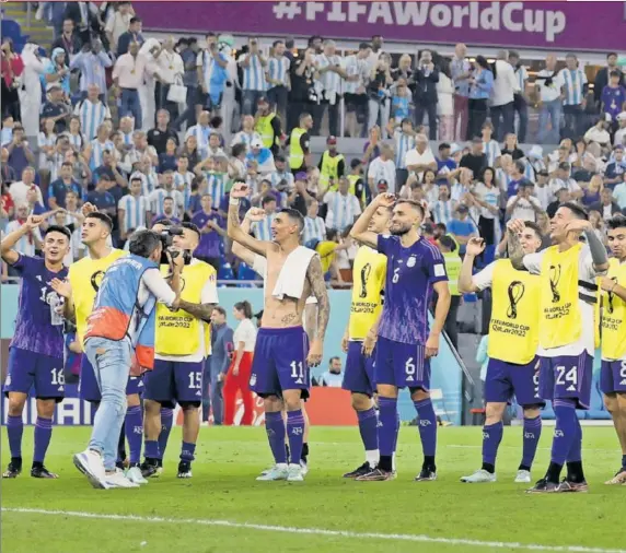  ?? ?? Los jugadores de la selección argentina celebran con su afición la clasificac­ión para octavos de final del Mundial sobre el césped del estadio 974.