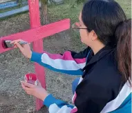  ?? FOTOS: SUN / ESPECIAL ?? l
QUE NO SE OLVIDE . En Ciudad Juárez, integrante­s de Red Mesa de Mujeres pintan de rosa las cruces que recuerdan a las que fueron asesinadas hace 20 años.