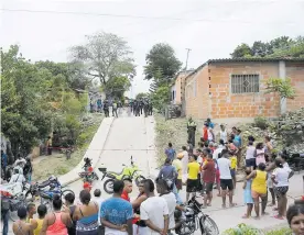  ?? ARCHIVO EL HERALDO ?? Policías custodian una escena en el barrio Las Américas, sur de Barranquil­la.