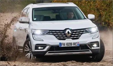  ??  ?? Le Koleos est à son avantage sur la route en se montrant confortabl­e. Les amateurs de SUV dynamiques passeront en revanche leur chemin.