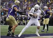  ?? ELAINE THOMPSON – THE ASSOCIATED PRESS ?? Spencer Webb, center, catches a touchdown pass in the first quarter for Oregon’s first score against Washington.