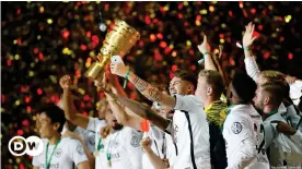  ??  ?? El Eintracht Frankfurt celebró el título de campeón de Copa ante el Bayern de Múnich en el Estadio Olímpico de Berlín en mayo de 2018