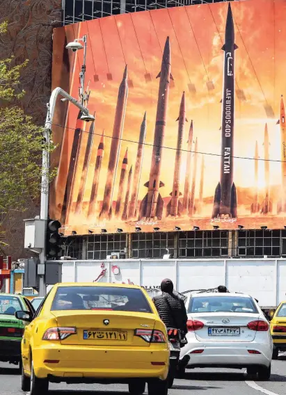  ?? ?? Billboards tegen Israël in Teheran met daarop afbeelding­en van Iraanse raketten.