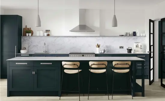  ?? ?? Marlow Navy Kitchen – a contempora­ry take on the classic five-piece Shaker
Pics: Benchmarx Kitchens