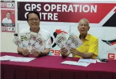  ?? ?? Phang and Ting show a GPS 25 Thrusts leaflets which have been distribute­d to the public.