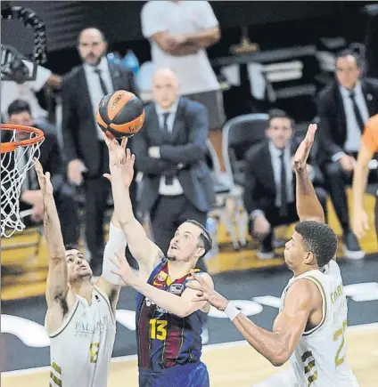  ?? FOTO: M. SANTOS (ACB PHOTO) ?? Bandeja de Heurtel en un Madrid-Barça de Liga; al fondo, Laso.
El técnico del Madrid no se ‘mojó’ sobre su fichaje