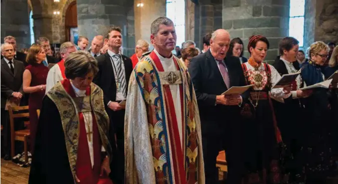  ?? JON INGEMUNDSE­N ?? Ivar Braut ble vigslet til biskop i Stavanger bispedømme i mars 2017. Her sammen med preses Helga Haugland Byfuglien. Kong Harald og Line Henriette Hjemdal står til høyre.