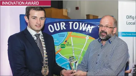  ??  ?? Finbarr Filan presenting Leas Cathaoirle­ach Cllr Keith Henry, Ballymote, with the Associatio­n of Town & City Management Innovation award to Sligo County Council for the developmen­t of coach parking.