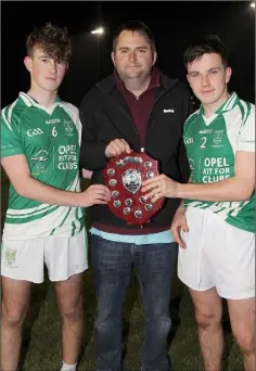  ??  ?? Dean Goodison of People Newspapers with Crossabeg-Ballymurn joint captains Tommy Ring and Oran Maddock.