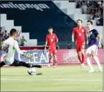  ?? SRENG MENG SRUN ?? Prak Mony Odom equalises for Cambodia in their friendly 2-1 defeat to Myanmar yesterday evening.