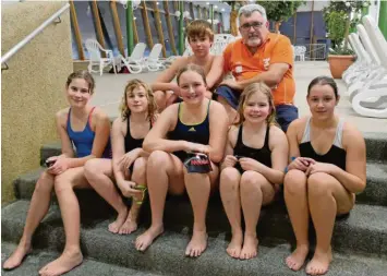  ?? Foto: Katharina Feyrer ?? Zufriedene Schwimmer: (Vorne von links) Paula Lindel, Laura Friedrich, Annika Brock, Isabella Rupaner und Olivia Malkowksi sowie (hinten von links) Alexander Schulz und Trainer Manfred Schiele.