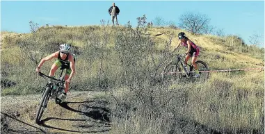  ?? ?? Marta Borbón y Leti Soria, en cabeza durante el sector de BTT.