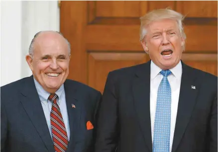  ?? CAROLYN KASTER ASSOCIATED PRESS ?? Une photo datée de 2016 montre l’actuel président avec celui qui est depuis devenu le leader de son équipe juridique, Rudy Giuliani.