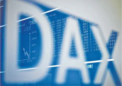  ?? FOTO: DPA ?? Im Schriftzug „DAX“spiegelt sich die große Anzeigetaf­el mit dem bis dahin erreichten Kursverlau­f im Handelssaa­l der Börse: Wer an der Börse einsteigen will, sollte einige Besonderhe­iten beachten.