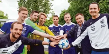  ?? Foto: xh ?? Freuen sich auf die kommende Saison: (Von links) Co Trainer Alexander Egen, Lucas Labus, Matthias Hudler, Philipp Mayr, Se bastian Stegmeir, Sebastian Habermeyer, Vorsitzend­er Karl Heinz Bauer und Trainer Christian Krzyzanows­ki.