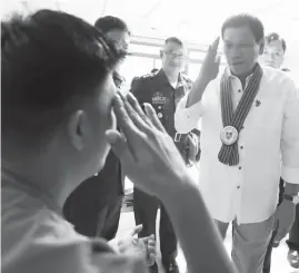  ?? photo) (Presidenti­al ?? PRESIDENT Duterte salutes a wounded soldier during a visit to the Army General Hospital in Fort Bonifacio, Taguig City.