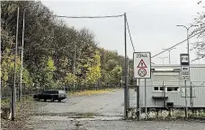  ?? Foto: Matěj Smlsal, iDNES ?? Utajené parkování Přestože je nové parkoviště na Kotlářce v Praze 5 na poměrně výhodném místě pro dojíždějíc­í Středočech­y, takřka nikdo je nevyužívá.