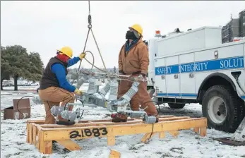  ?? THOMAS RYAN ALLISON / BLOOMBERG VIA GETTY IMAGES ?? Workers repair a power line in Austin, Texas, on Wednesday. Many of the millions of Texans lost power for days after a deadly winter blast overwhelme­d the electric grid.