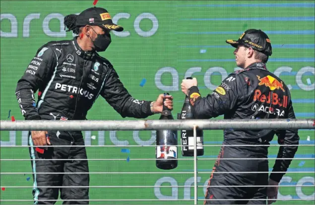  ?? ?? Verstappen y Hamilton brindan en el podio de Austin tras la victoria del neerlandés y la segunda posición del piloto de Mercedes en el pasado GP de Estados Unidos.