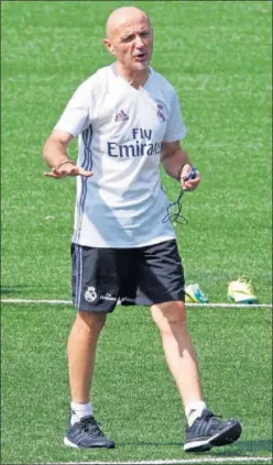  ??  ?? Pintus da una directriz durante una pretempora­da del Real Madrid.