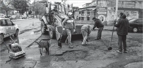  ?? EMMANUEL BRIANE-LA NUEVA. ?? se viene cumpliendo con la tarea de tapar baches, aunque muchas veces la lluvia complica.