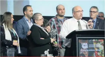  ??  ?? L’hommage à Pierre Lemieux a donné lieu à un moment d’émotion au dernier Congrès général de l’UPA. Sur la photo, le dirigeant avec son épouse et ses quatre enfants.