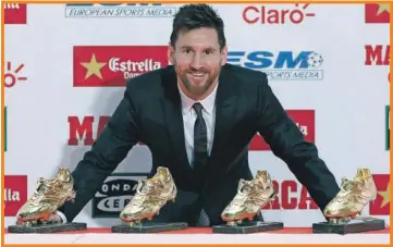  ??  ?? En imagen el jugador Leonel Messi con sus cuatro botines de oro