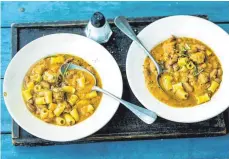  ?? FOTO: WOLFGANG SCHARDT/GRÄFE UND UNZER/DPA ?? Herzhaft und sättigend: Bohnen-Nudelsuppe mit Salsiccia.