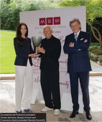  ?? ?? Accademia del Profumo’s president
Ambra Martone, Giorgio Armani and Cosmetica Italia’s president Renato Ancorotti.