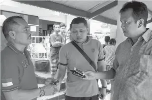  ?? ZAIM ARMIES/JAWA POS ?? MENDADAK: Karutan Medaeng Bambang Haryanto (kanan) menerima telepon genggam hasil sitaan.