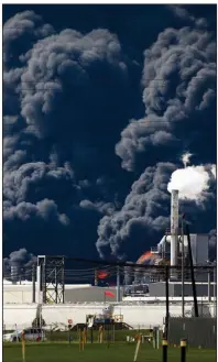  ?? AP/Houston Chronicle/GODOFREDO A. VASQUEZ ?? Smoke from this fire at the Interconti­nental Terminals Co. petrochemi­cals storage site this week near Houston reached at least 4,000 feet, high enough that the air quality on the ground stayed safe, officials said.