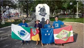  ?? 22.jul.2016 - Edu Andrade/Folhapress ?? Ativistas pró-separação com bandeiras dos Estados do Sul do país em São Jerônimo (RS)
