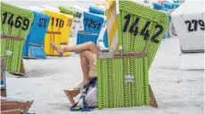  ?? FOTO: JOCHEN TACK/IMAGO IMAGES ?? Urlauber auf der Nordsee-Insel Langeoog: Bei neuen Buchungen schlagen die Preissteig­erungen schon durch.