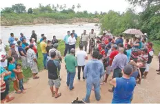  ??  ?? En Jalisco, el gobernador Aristótele­s Sandoval realizó un recorrido junto con pobladores para supervisar las condicione­s en Cabo Corrientes.