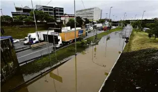  ?? Nelson Antoine/Folhapress ?? Pista expressa da marginal Tietê bloqueada na ponte das Bandeiras