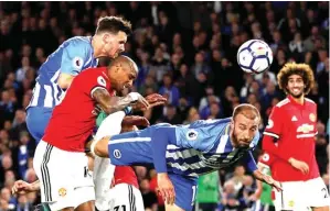  ?? PAUL CHILDS/REUTERS ?? BERI HARAPAN: Aksi Pascal Gross (kiri) saat mengoyak gawang Manchester United kemarin.