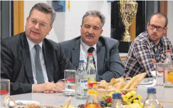  ?? FOTO: FELIX ALEX ?? Reinhard Grindel (li.) im Gespräch mit den Uttenweile­r Aktiven sowie MdB Josef Rief (M.).