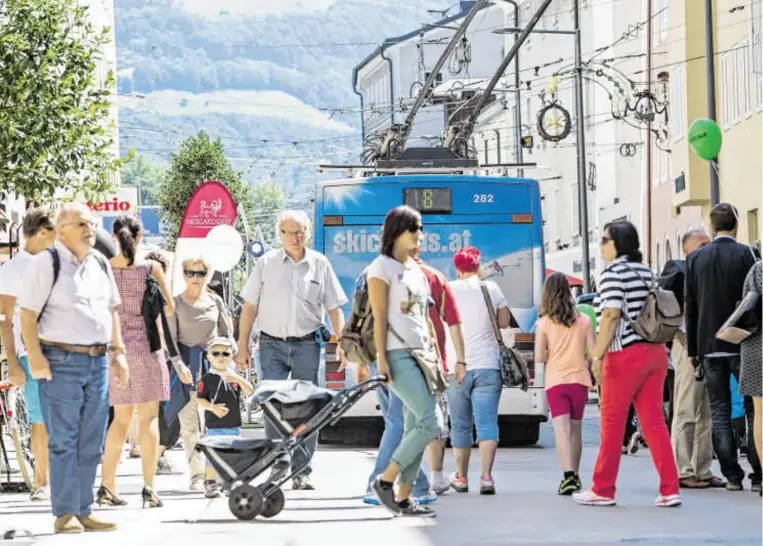  ?? BILD: SN/ANDREAS KOLARIK FOTOGRAFIE ?? Ein neu gewonnener Lebensraum: Die Griesgasse in der Salzburger Altstadt gehört den Fußgängern, Radfahrern und Obussen.
