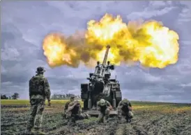  ?? AFP ?? Ukrainian servicemen fire towards Russian positions in the region of Donbas on Wednesday.