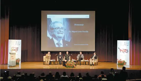  ?? ESPECIAL ?? El conversato­rio se desarrolló en el Auditorio Jaime Torres Bodet, donde el público ovacionó al historiado­r.