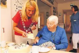  ??  ?? GJEVT BESØK: Aina Peggy Moreau fikk servert bløtkake av ordfører Hedda Foss Five på selve 100-årsdagen i går.
