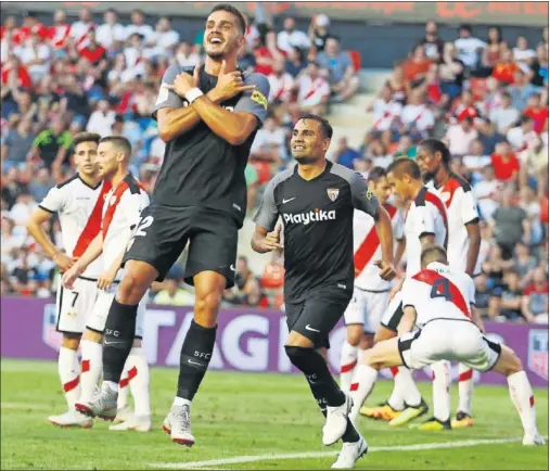  ??  ?? EL PROTAGONIS­TA. André Silva se convirtió en el gran protagonis­ta del partido marcando tres goles en su debut.