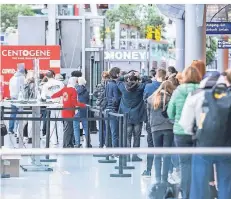  ?? FOTO: KUSCH/DPA ?? Lange Schlangen im öffentlich­en Bereich des Düsseldorf­er Flughafens vor dem Corona-Walk-in-Zentrum des Unternehme­ns Centogene.