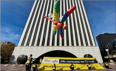  ?? PHOTOS: OSCAR DEL POZO — GETTY IMAGES ?? Amnesty Internatio­nal activists hold a giant dragonfly-shaped balloon with a banner reading “Google, do not censor in China, no to the Dragonfly project” during a protest outside the Google headquarte­rs in Madrid on Tuesday.