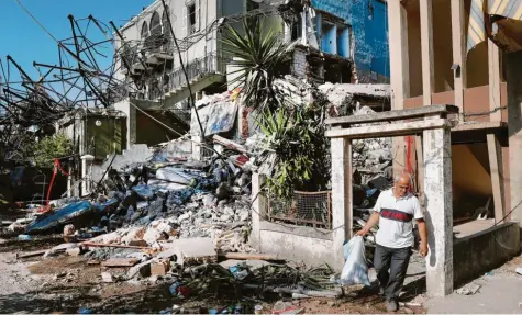  ?? Foto: Hussein Malla, dpa ?? Viele Häuser in der Stadt Beirut im Libanon wurden durch die Explosion zerstört. Große Teile der Bevölkerun­g leben in Armut. Sie haben kein Geld, die Häuser gleich wieder aufzubauen.